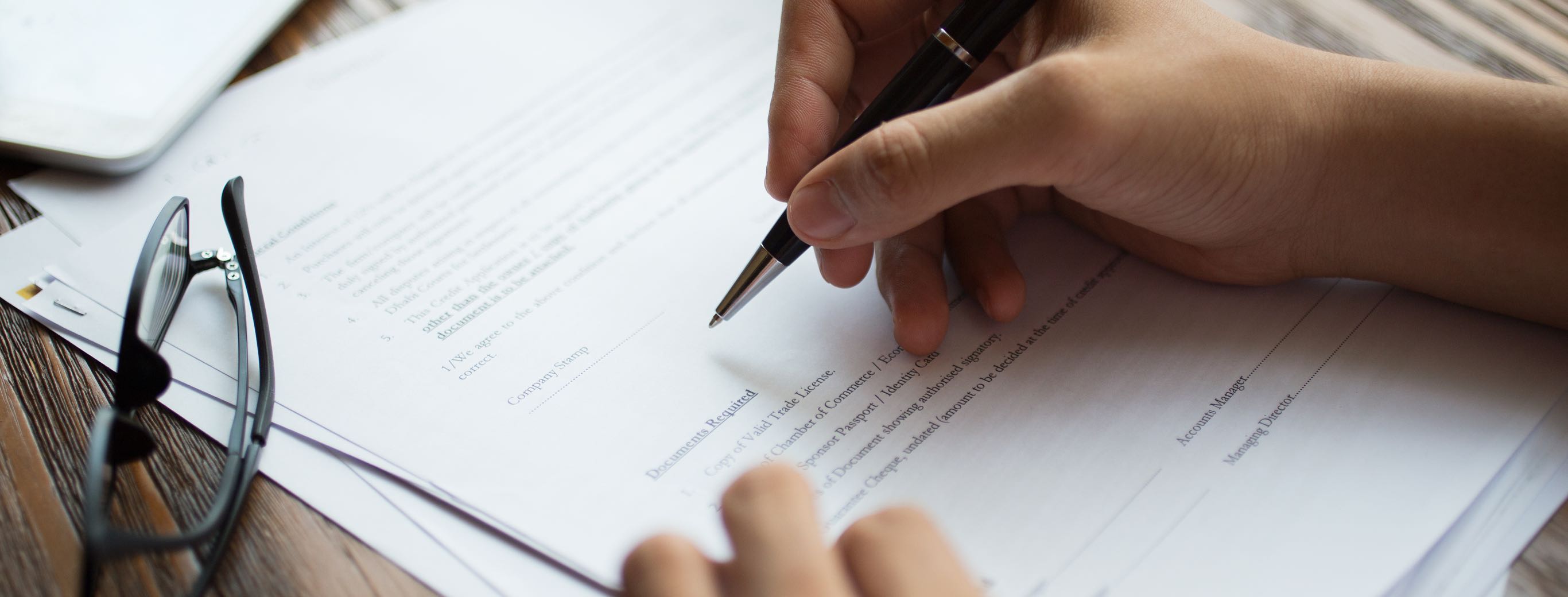 Imagen persona escribiendo