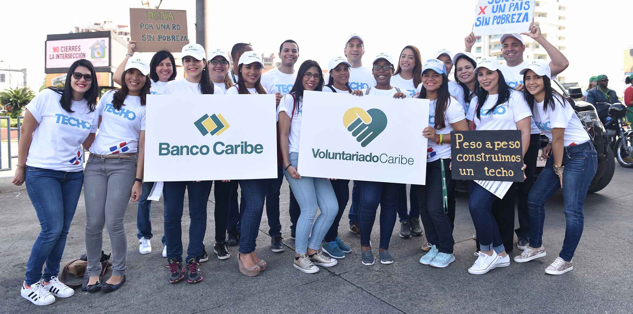 Voluntariado de Banco Caribe apoya colecta de Techo