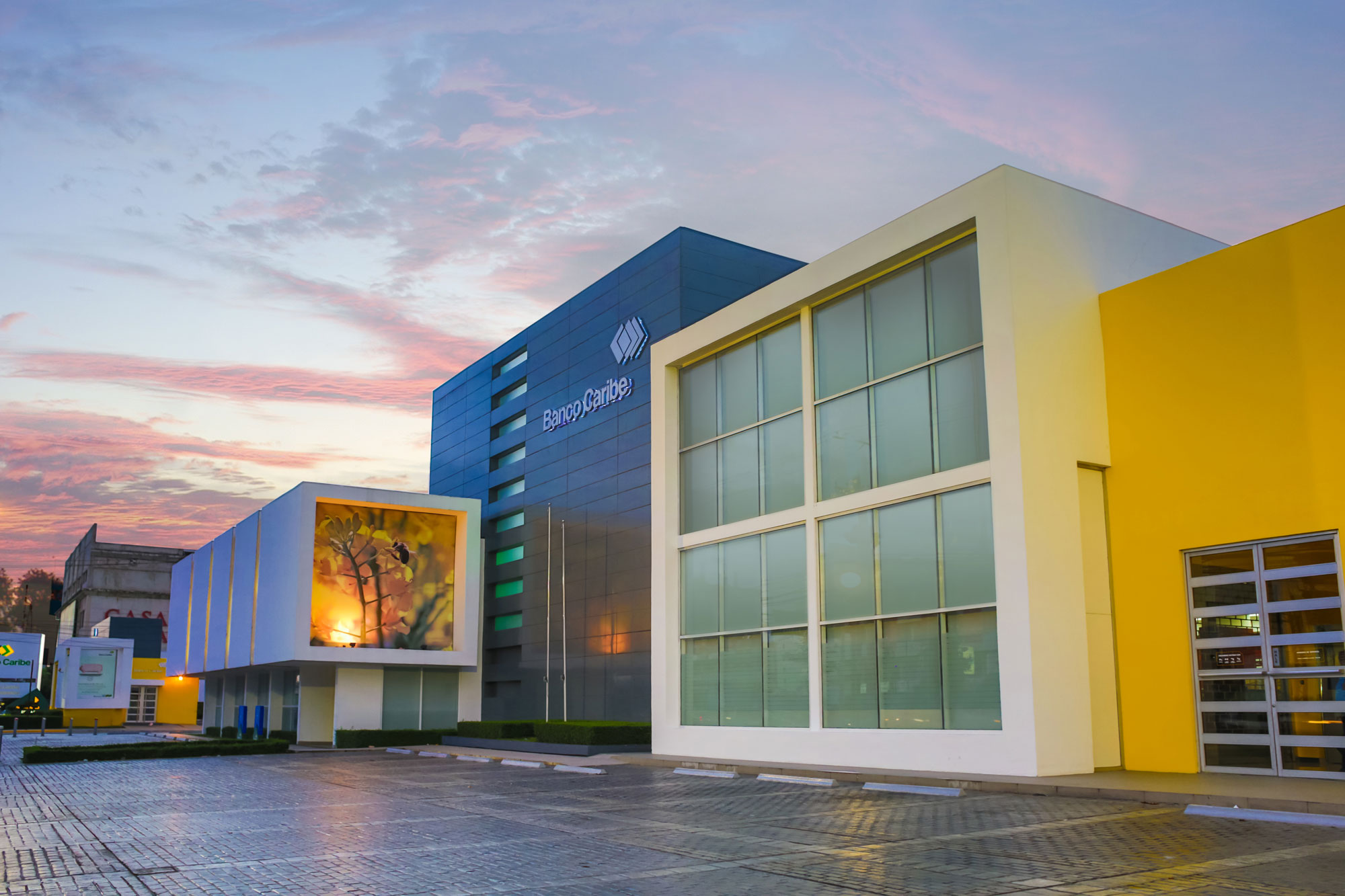 Banco Caribe se une a la red de cajeros UNARED